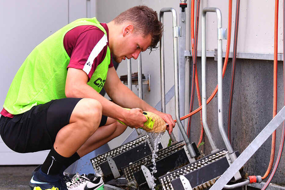 Selbst ist der (junge) Mann! Kevin Ehlers säubert nach dem Training seine Töppen.