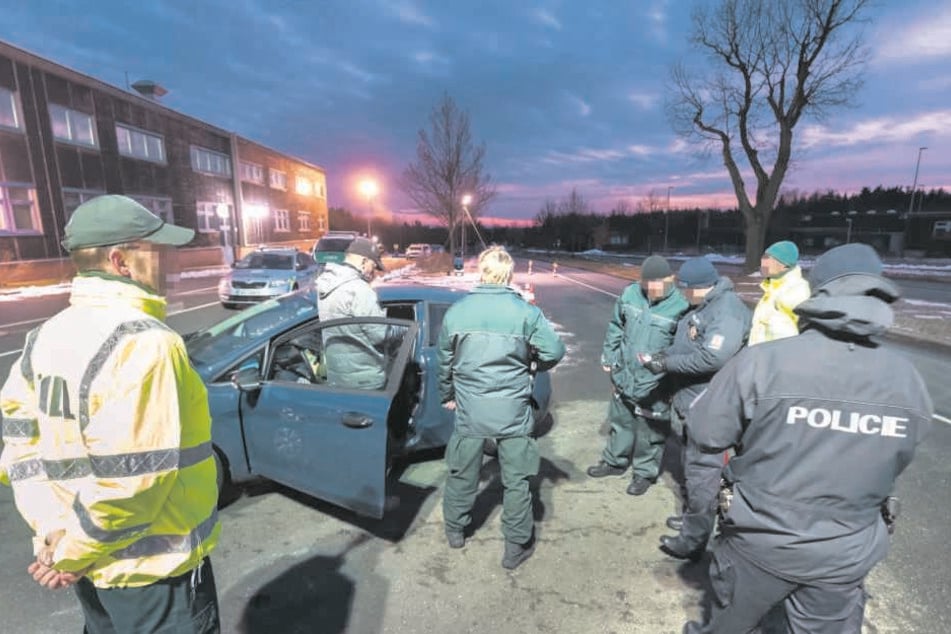 Mehrere Stunden lang kontrollierten Polizisten die Grenze zu Tschechien, suchten nach Drogen und verbotener Pyrotechnik.