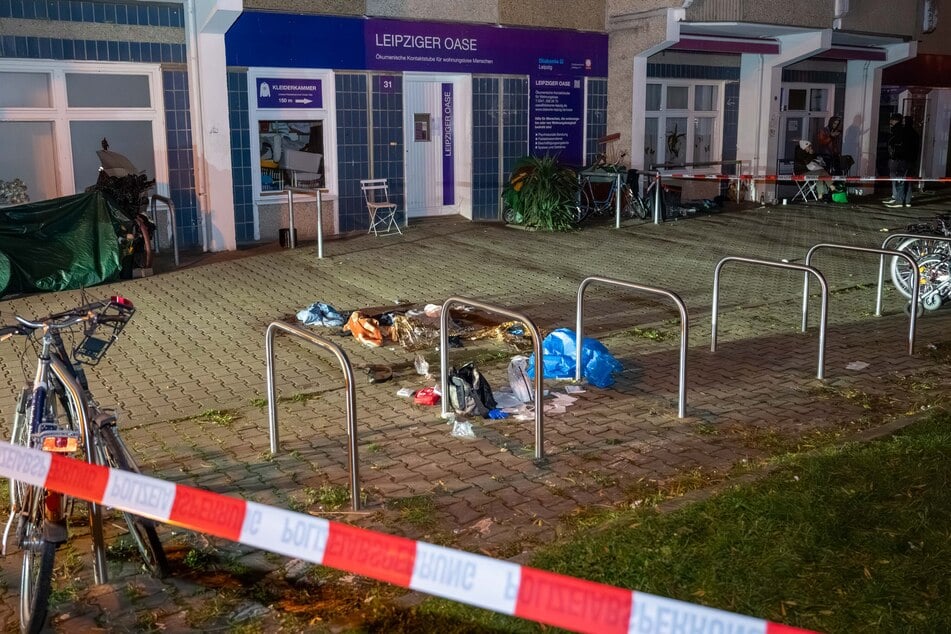 Das "Schlachtfeld" vor der Obdachlosen-Oase. Das Opfer der Messerattacke verlor viel Blut.