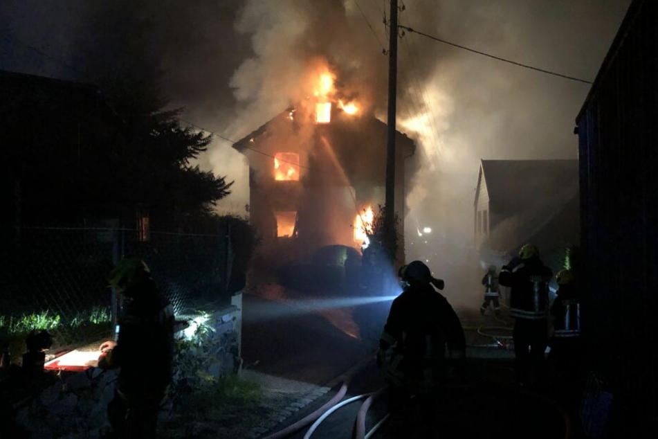 Gerettet werden konnten die Nachbarhäuser, das Brandhaus ist nicht mehr zu bewohnen.