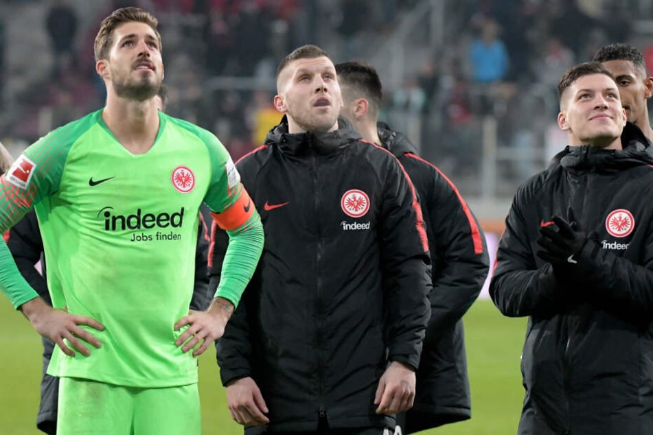 Nach dem Abgang von Luka Jovic (Re.) könnte die Eintracht auch im Buhlen um eine Rückkehr von Keeper Kevin Trapp (Li.) das Nachsehen haben.