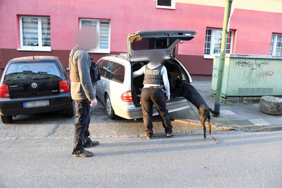 Die Polizei war in mehreren Städten mit hunderten Beamten gegen die Verdächtigen vorgegangen.