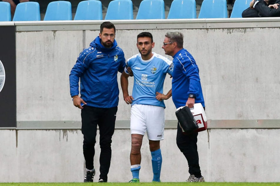 Ioannis Karsanidis (M.) wird von den Physiotherapeuten Florian Braband (l.) und Olaf Renn gleich medizinisch betreut.