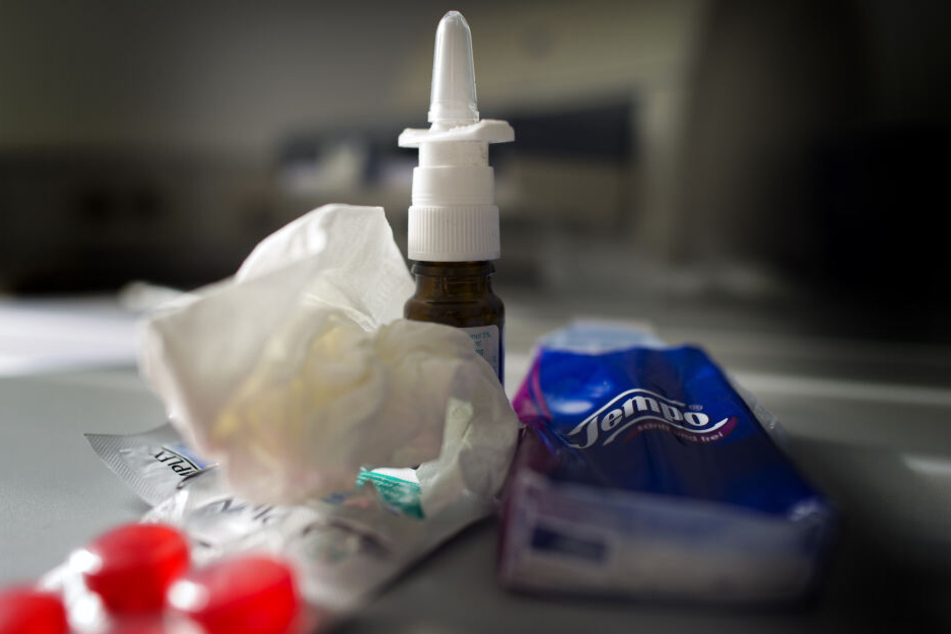 Anti-Erkältungsmittel wie Nasenspray, Halstabletten und Papiertaschentücher an der Tagesordnung: Damit sich die Grippe nicht noch weiter ausbreitet, wurde ein Schule im Landkreis Augsburg geschlossen. (Symbolbild)