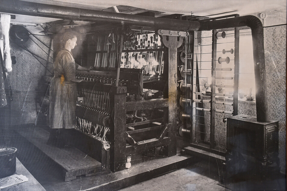 Viele Frauen arbeiteten den Fabriken vom heimischen Webstuhl aus zu.