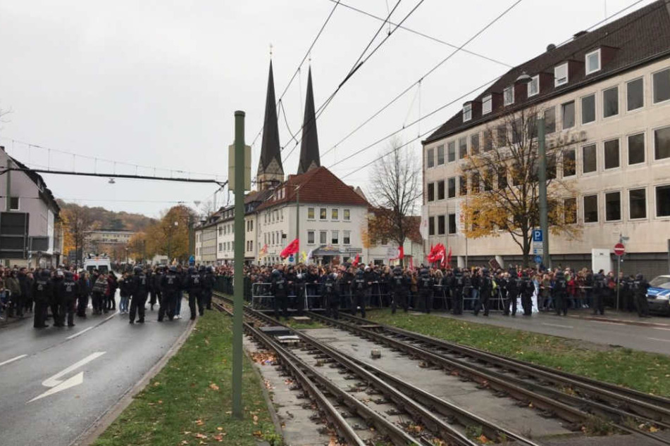 Die Nazis spielen Musik am Landgericht.