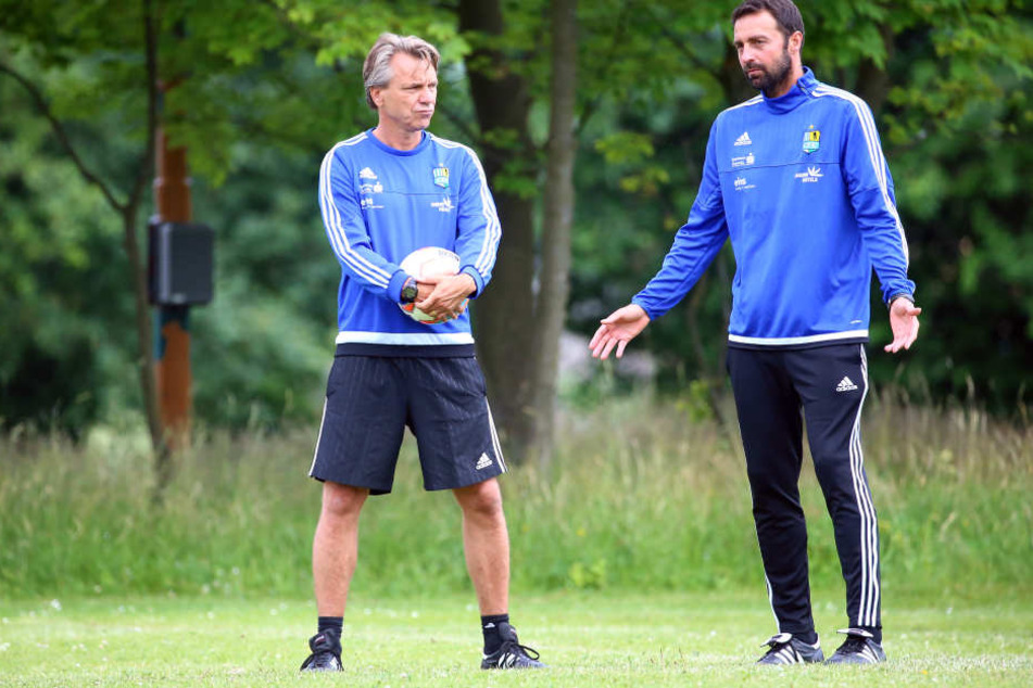 Horst Steffen (links) und Sreto Ristic (rechts) bekommen von Sportchef Ziffert Lob.