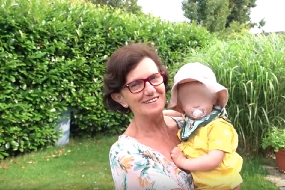 Ellas Oma freute sich über den Besuch ihrer kleinen Enkelin.