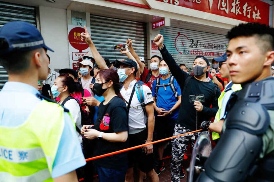 Demonstranten werden in Hong Kong von der Polizei zurückgehalten.