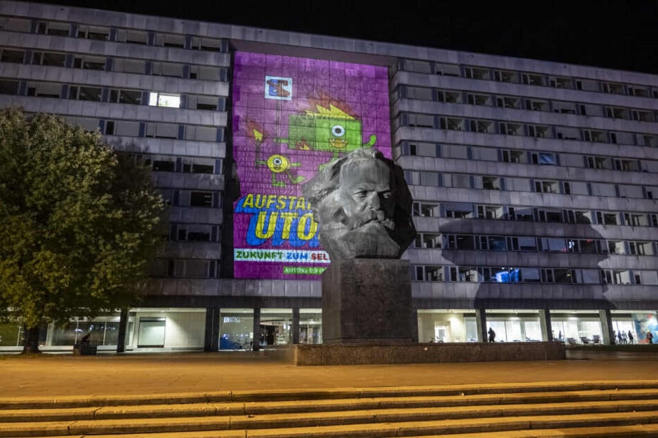 Anlass der Lichtinstallation ist das bevorstehende Festival "Aufstand der Utopien".