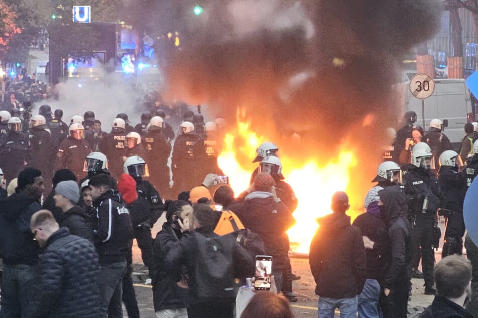 Im Bereich des Steindamms wurde offenes Feuer entzündet. Die Polizei musste einschreiten und die Flammen mit Wasserwerfern löschen.