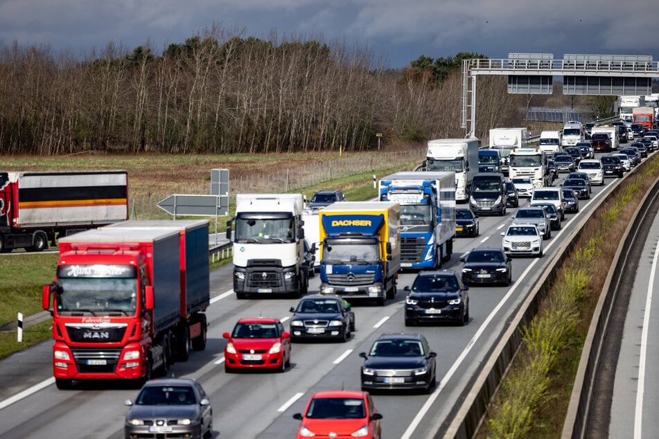 Wegen eines Unfalls staut es sich derzeit auf der A7 zwischen Hannover und Hamburg. (Archivbild)