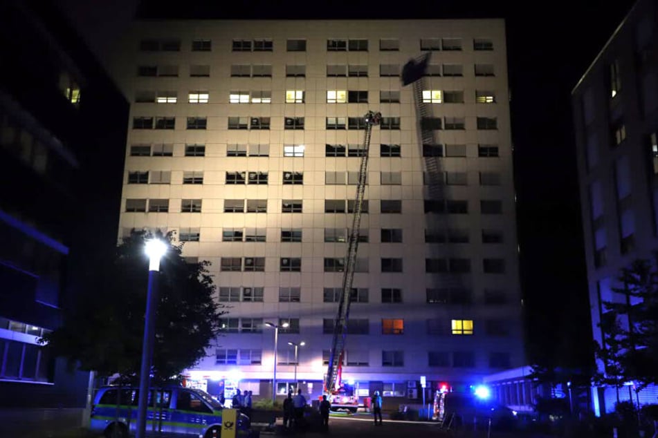 Der Brand war in der Nacht zum Freitag im zehnten Stock der Klinik ausgebrochen, wie die Feuerwehr mitteilte.