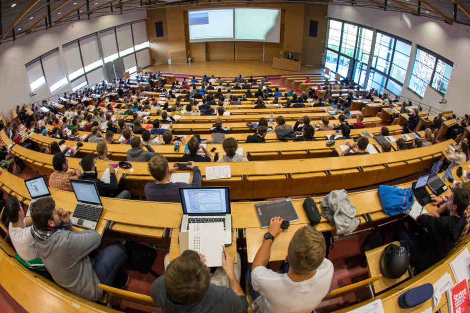 Studenten des ersten Semesters verfolgen an einer Technischen Universität in München eine Vorlesung.(Archivbild)