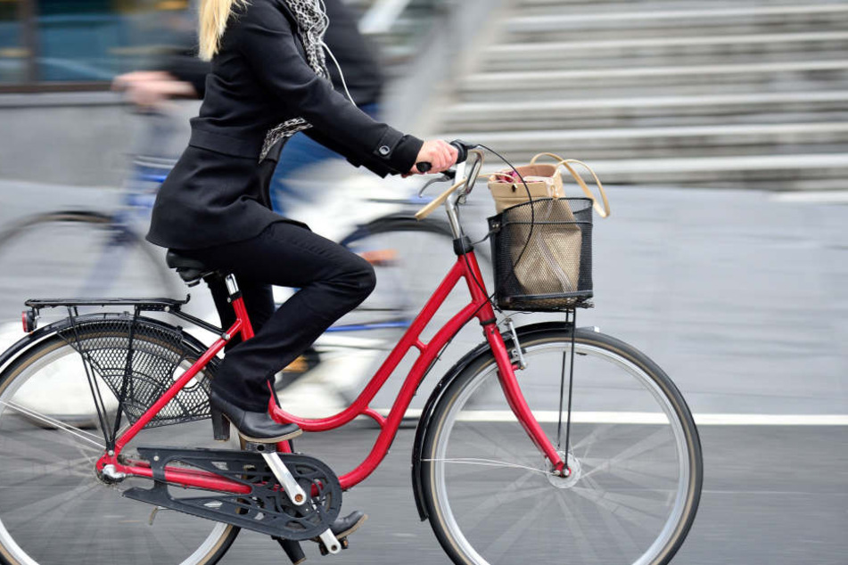 Mitten in der Fahrt stieß der Mann die Radlerin von ihrem Fahrrad. (Symbolbild)