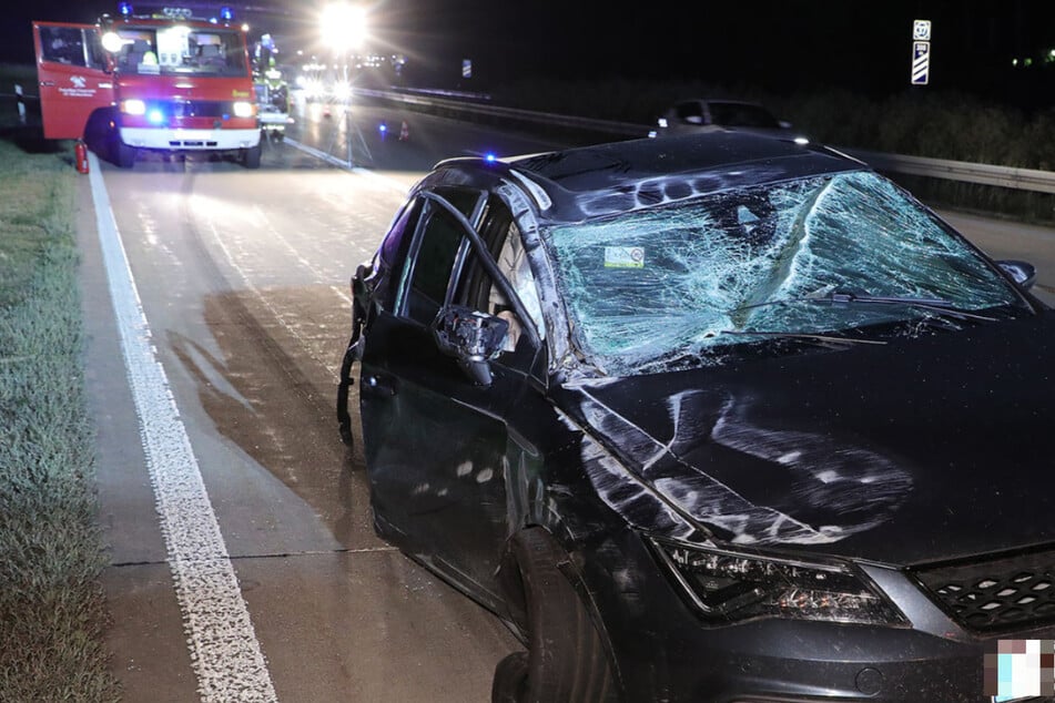 Unfall auf der A4: Seat und Tesla kollidieren, Totalschaden und ein Verletzter
