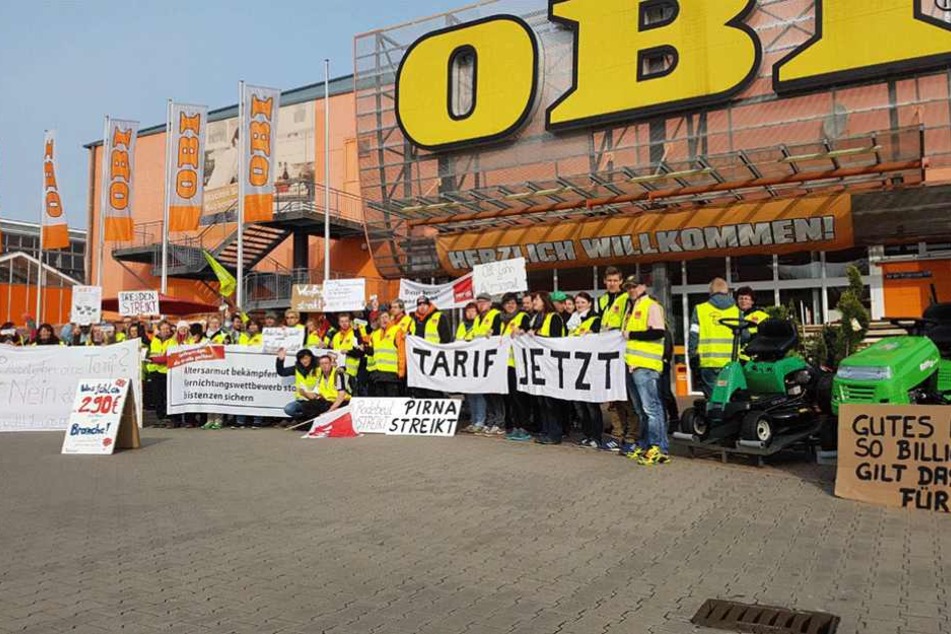 Die Kunden wurden vor dem OBI Weissig von den Streikenden empfangen.