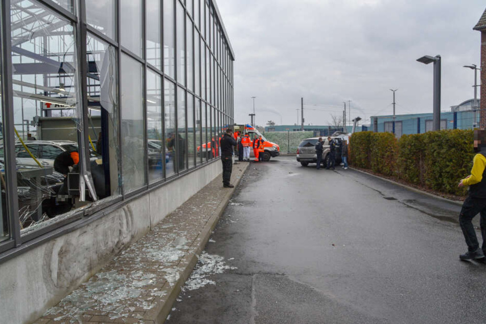 Ehe die Fahrt endete, rammte das SUV eine Halle, die Glasfassade ging zu Bruch.