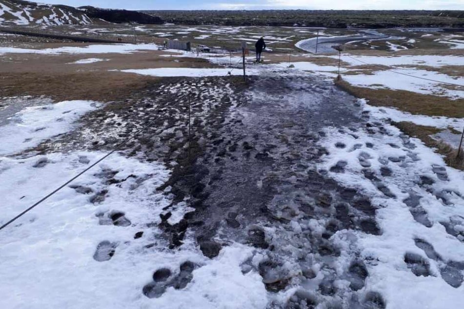 Massen von Schuhabdrucken von Touristen sind auf dem Weg in die Schlucht Fjaðrárgljúfur zu sehen.