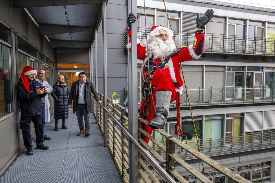 Beobachtet von den Kindern auf Station winkte der Nikolaus in die Runde, ehe er hineinging und seine Geschenke verteilte.