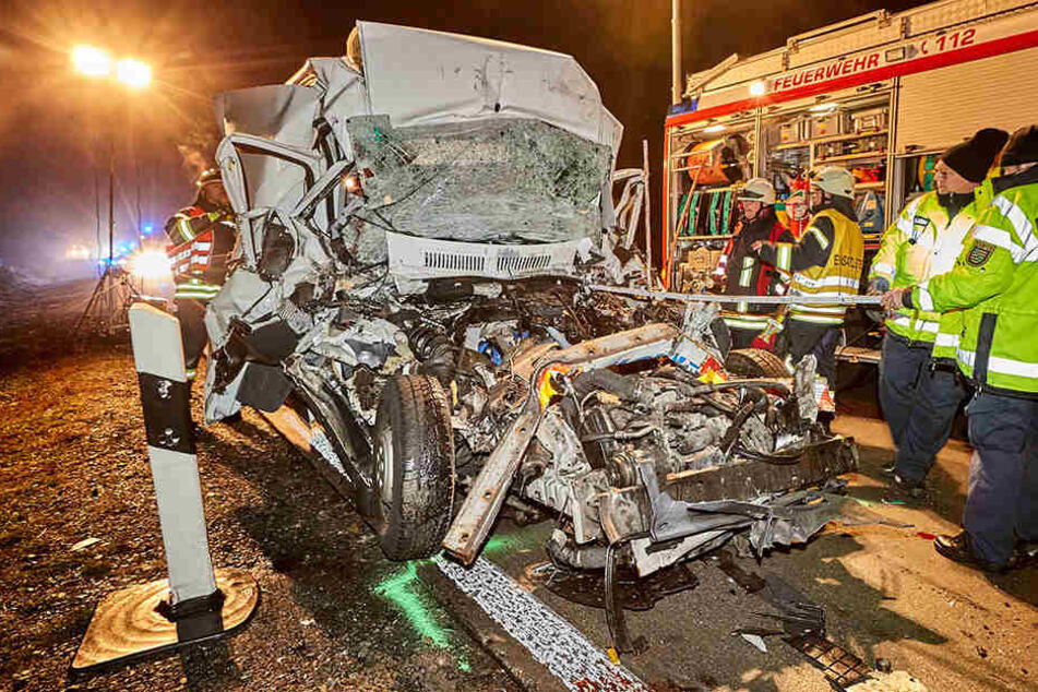 Kleintransporter rast auf A17 in geparkten Lkw: Zwei Männer sterben