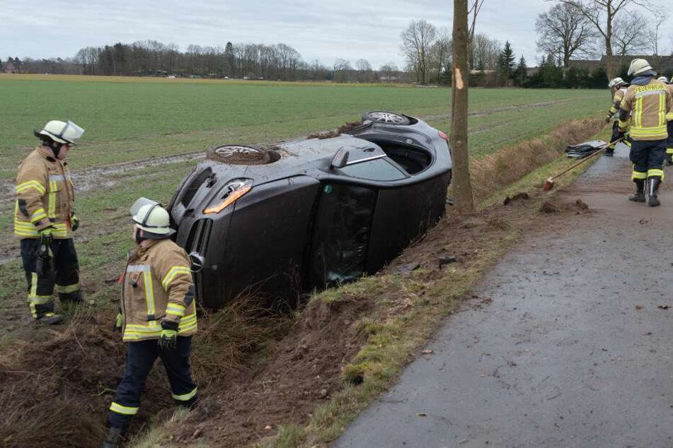 Der Wagen schleuderte von der Fahrbahn.