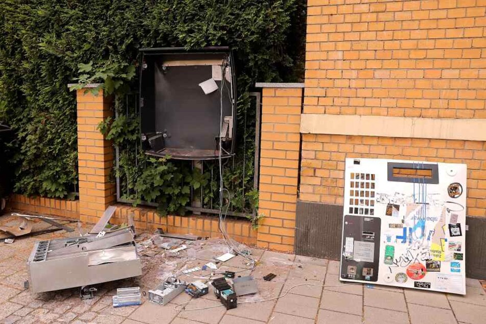 Am Mittwochabend wurde dieser Automat in der Bünaustraße gesprengt.