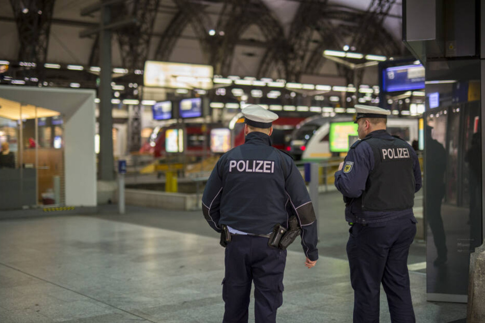Polizisten stehen im Dresdner Hauptbahnhof,