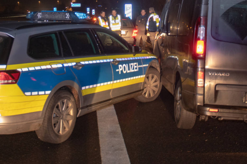 Filmreife Verfolgungsjagd auf der Autobahn: Polizei rammt Wagen, Fahrer flüchtet