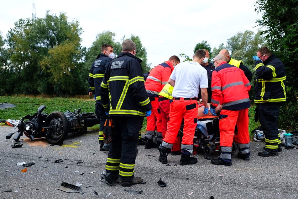 Am Donnerstag ist ein Motorradfahrer in Hamburg beim Zusammenstoß mit einem Lkw lebensgefährlich verletzt worden. Er wurde ins Krankenhaus geflogen.