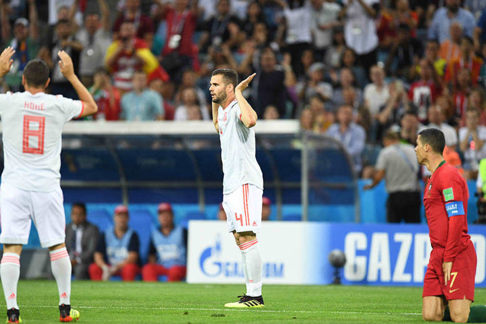Der Anfang eines denkwürdigen Matchs. Nach wenigen Minuten zeigt Schiedsrichter Gianluca Rocchi auf den Elfmeterpunkt. Der Spanier Nacho hatte Cristiano Ronaldo zu Fall gebracht.