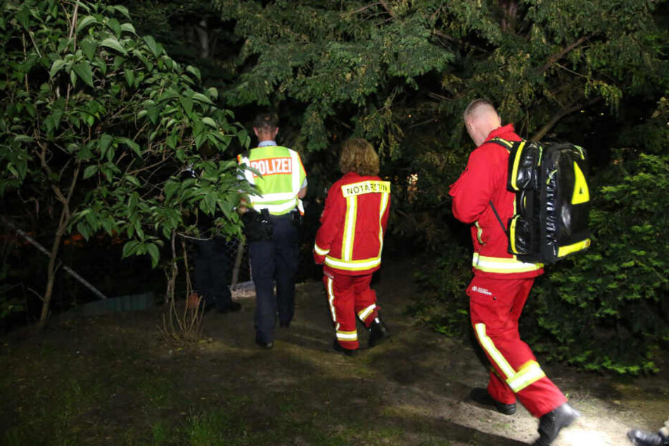 Die Notärztin begibt sich in Begleitung eines Polizistin zur Böschung.