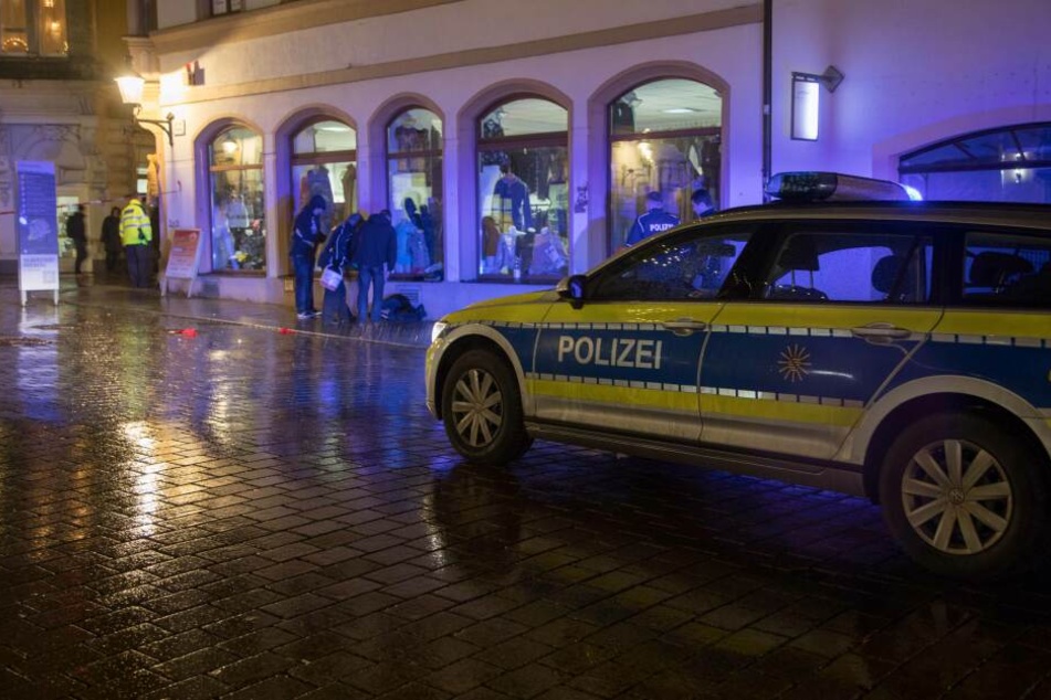 Die Polizei sicherte nach der Tat Spuren in der Petersstraße.