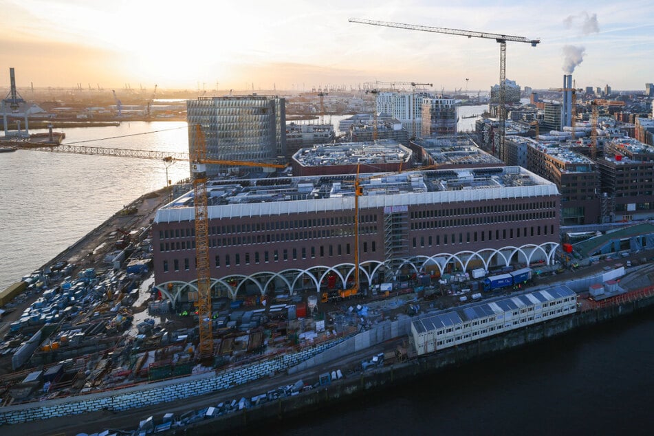 Das neue Einkaufszentrum "Westfield" im Hamburger Überseequartier gleicht noch immer einer XXL-Baustelle.