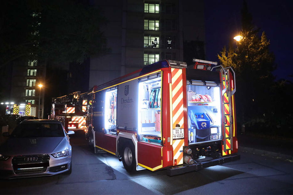 Mehrere Einsatzfahrzeuge stehen in der Rosenbergstraße.