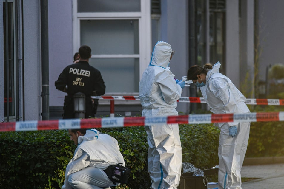 Die Spurensicherung ist nach der Tat im Umfeld der Bankfiliale im Einsatz.