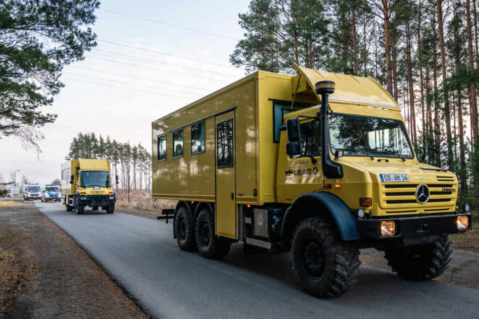 Umweltschutzaktivisten die den Braunkohletagebau Jänschwalde der Lausitzer Energie Bergbau AG (LEAG) blockiert hatten, werden mit Fahrzeugen der LEAG abtransportiert.