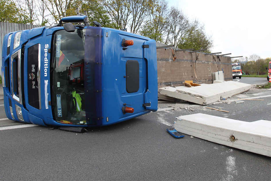 Schwere Betonteile krachten auf die A30.