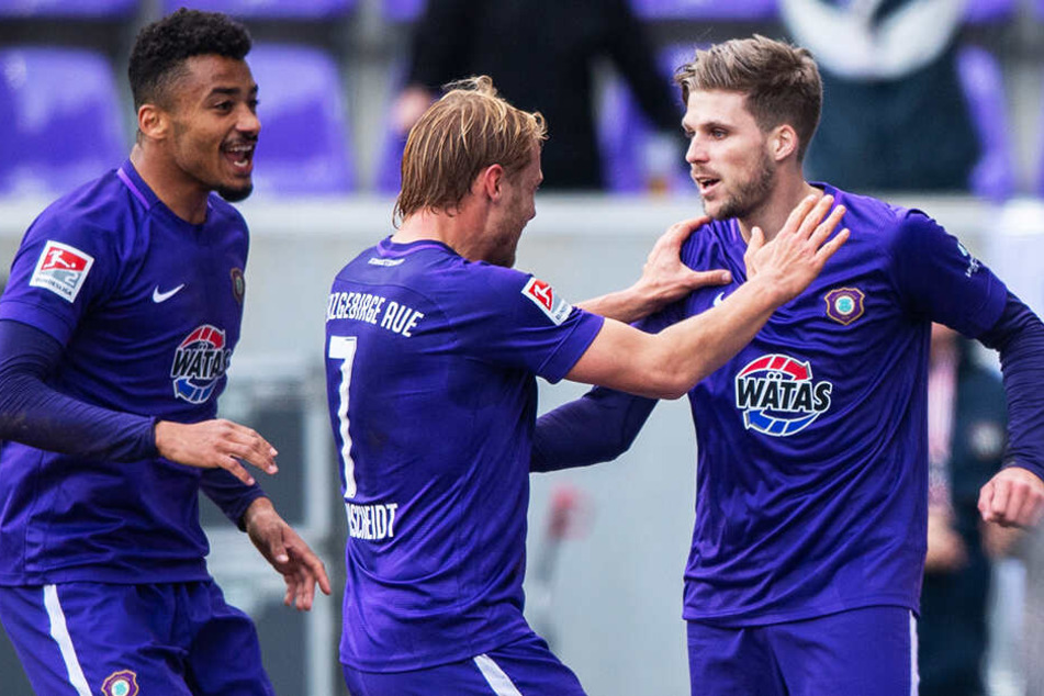 Jan Hochscheidt war der erste Gratulant bei Philipp Zulechner.