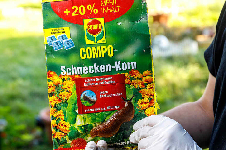 Die Hunde fraßen heimlich vom Pflanzenschutzmittel Schnecken-Korn.