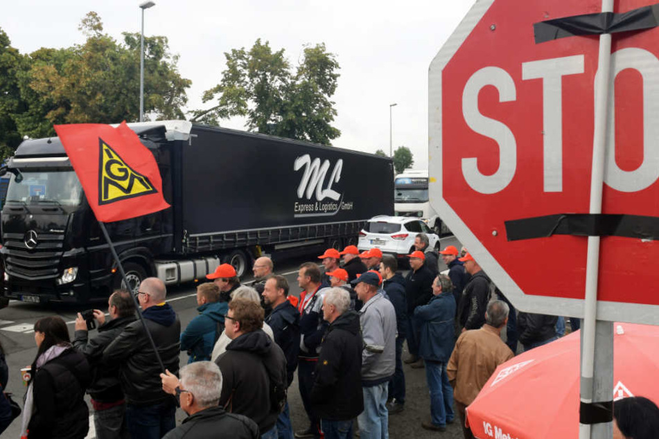 Die Mitarbeiter der Gießerei in Leipzig blockierten den Eingang für ankommende Lastwagen.