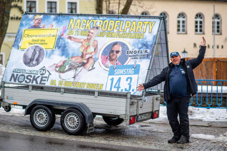 Mit diesem Plakat wirbt Joachim Nöske (69) für seine Nackt-Rodel-Party. Darauf zu sehen ist Bürgermeister Mirko Ernst (49, FDP) als Ginger Costello-Wollersheim (33).