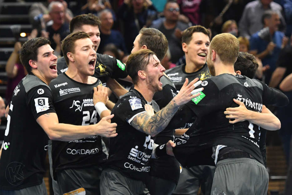 Die Spieler des HC Elbflorenz waren nach der Aufholjagd und dem Sieg in letzter Sekunde außer sich vor Freude.