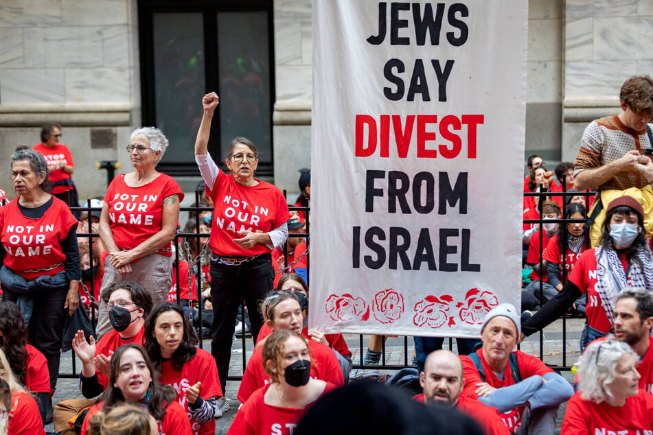 Hundreds of Jewish and Palestinian activists and allies protest the US' continued support for Israel outside the New York Stock Exchange.