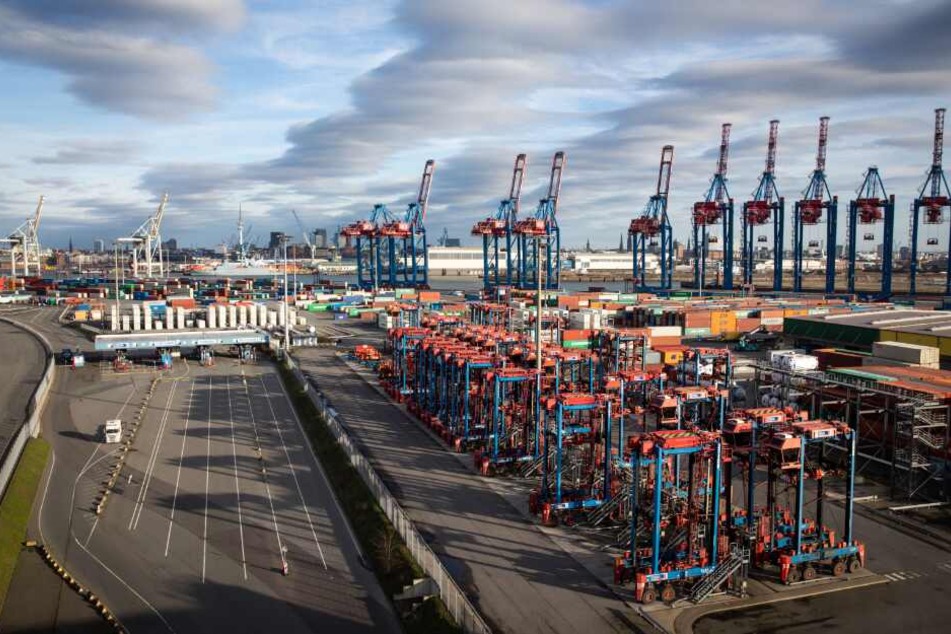 Blick über den Container Terminal im Hamburg Hafen.