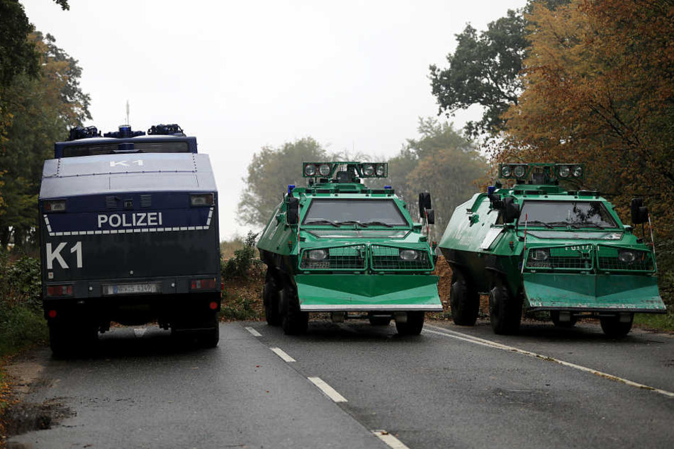 Auch Wasserwerfer und schwere Raumfahrzeuge stehen bereit.