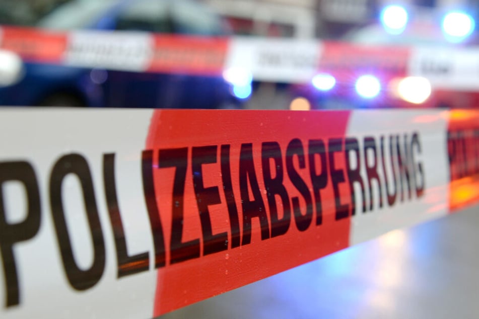Ein Flatterband mit der Aufschrift "Polizeiabsperrung". (Symbolbild)