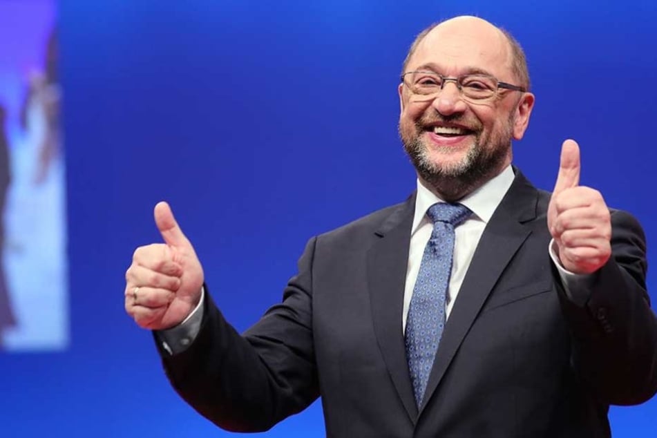 Daumen hoch! Martin Schulz bleibt SPD-Vorsitzender.