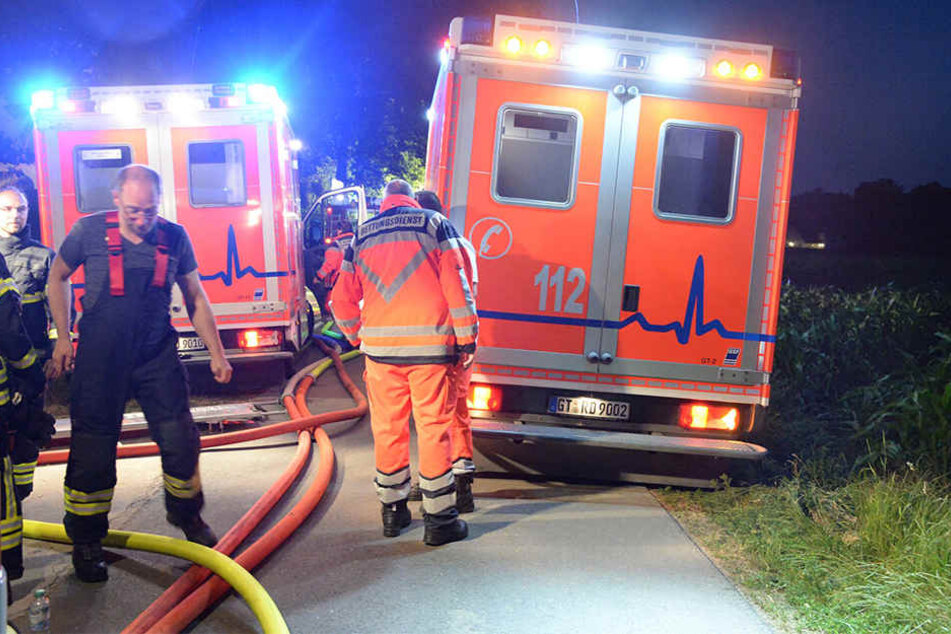 Notärzte kümmerten sich um die fünf Bewohner, die sich noch ins Freie retten konnten.