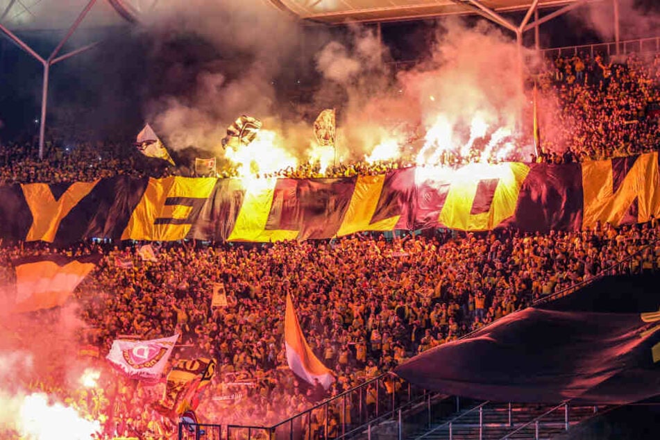 Das andauernde Abfackeln der Dynamo-Fans wird den Verein wahrscheinlich viel Geld kosten.